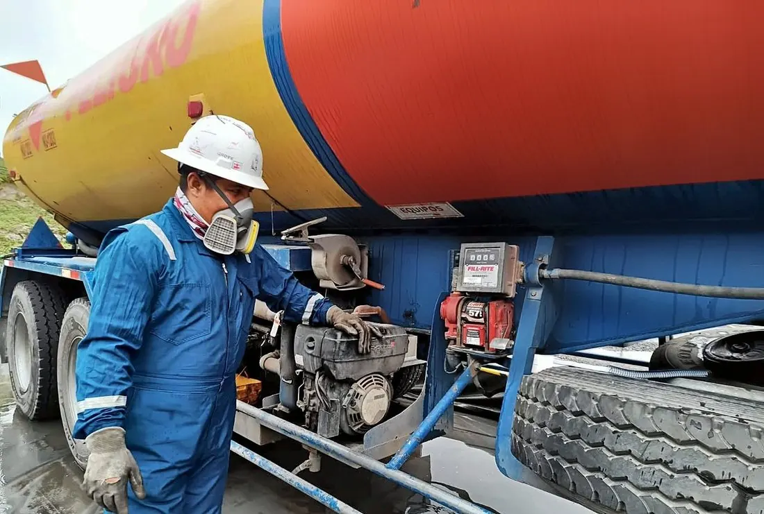 Técnico verificando el medidor de despacho del autotanque