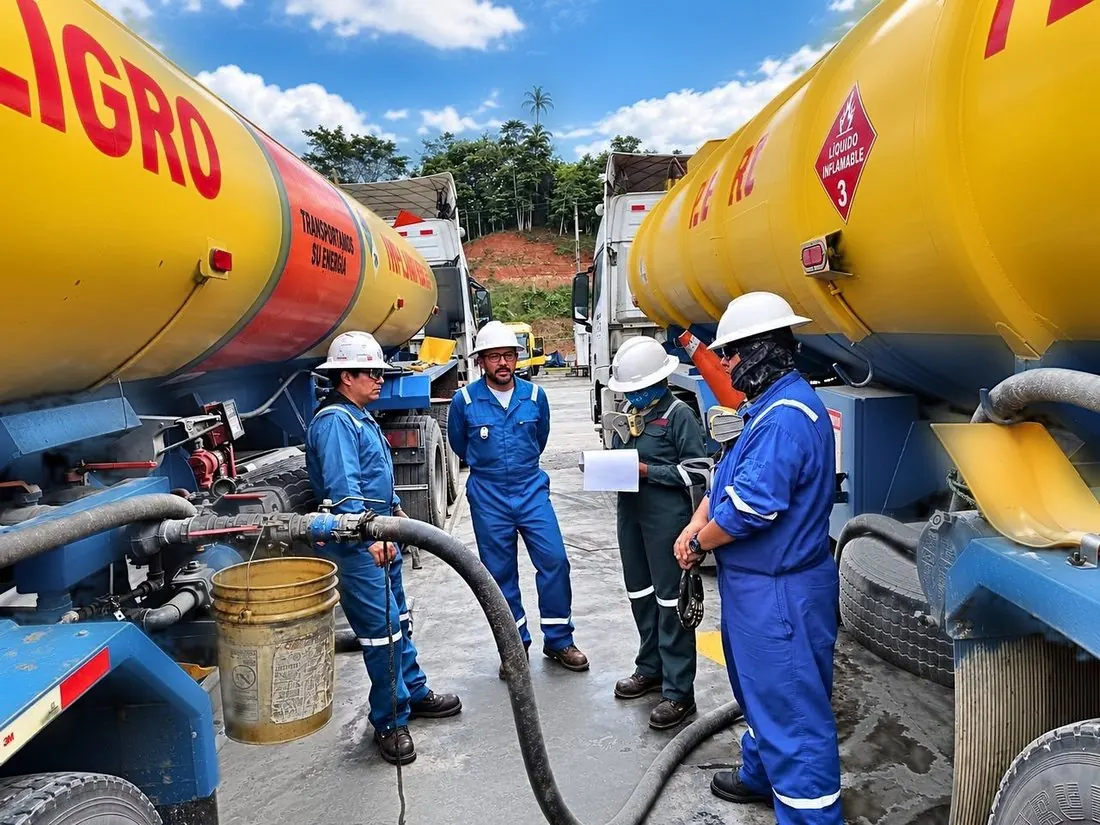 Equipo de Tecknologistic con EPP completo junto a autotanques