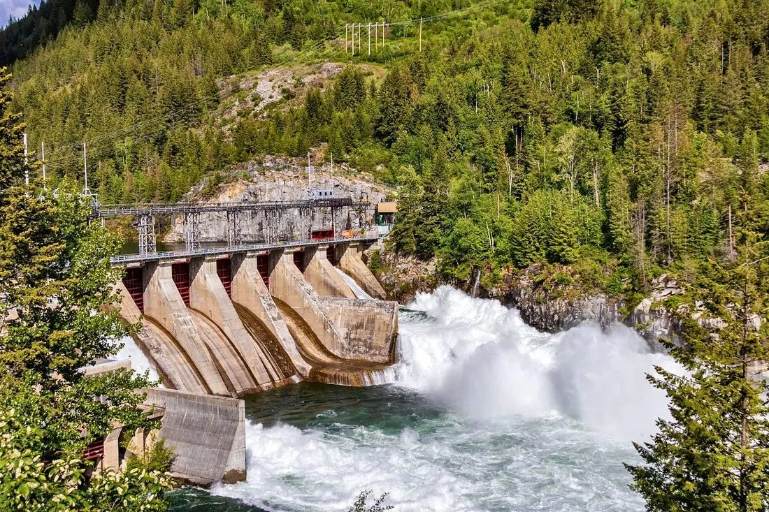 Central hidroeléctrica con vertedero en operación
